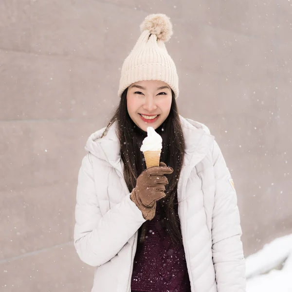 아름 다운 젊은 아시아 여자 미소와 sn에 아이스크림에 만족 — 스톡 사진