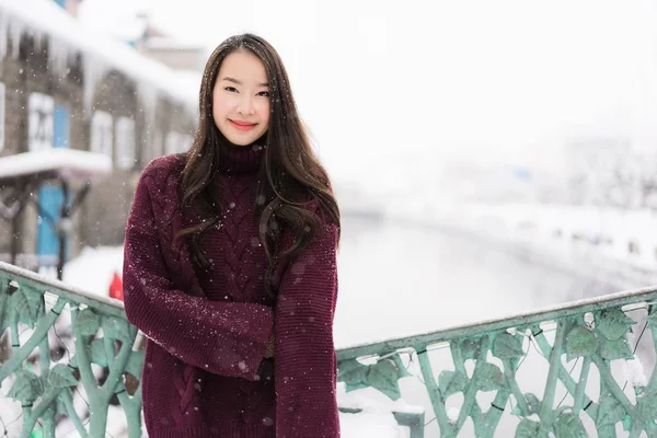 아름 다운 젊은 아시아 여자 미소 여행 여행에 만족 하 고 — 스톡 사진