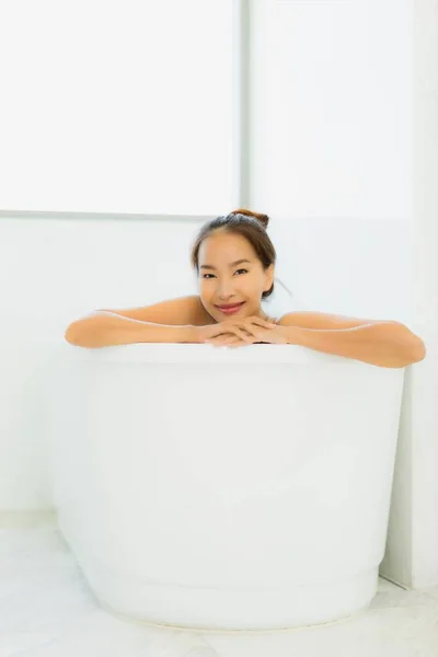 肖像美丽的年轻亚洲女人在浴室里拿浴缸 — 图库照片