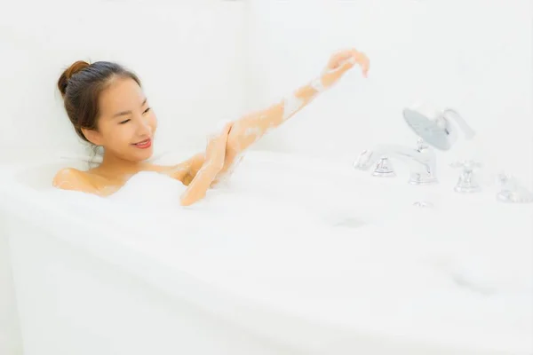 Portrait belle jeune femme asiatique prendre une baignoire dans la salle de bain — Photo