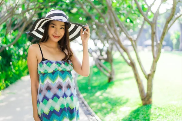肖像美丽的年轻亚洲女人微笑和快乐周围的外滩 — 图库照片