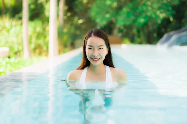 Retrato hermosa joven asiática mujer feliz sonrisa en natación poo — Foto de Stock