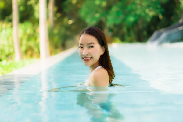 Porträtt vacker ung asiatisk kvinna glad smile i simning poo — Stockfoto