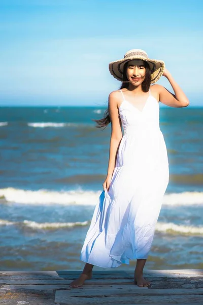 Retrato hermosa joven asiática mujer feliz sonrisa relajarse alrededor ne — Foto de Stock