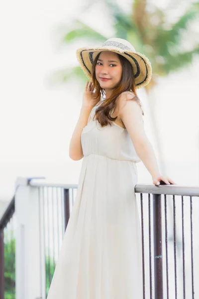 Ritratto bella giovane donna asiatica felice e sorriso con viaggio — Foto Stock