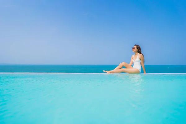 Retrato hermosa joven asiática mujer feliz sonrisa relajarse en swimmi —  Fotos de Stock