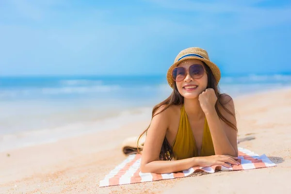 Portre güzel genç Asyalı kadın gülümseme plajda mutlu bir — Stok fotoğraf
