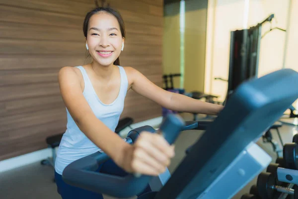 Ritratto bello giovane sport asiatico donna esercizio e lavorare fuori — Foto Stock