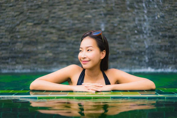초상화 아름다운 젊은 아시아 여자 에 수영장 주위에 뜨거운 — 스톡 사진