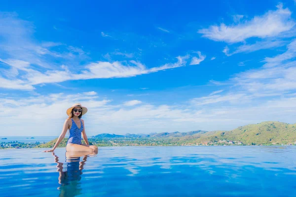 Porträt schöne junge asiatische Frau lächeln glücklich entspannen um sw — Stockfoto