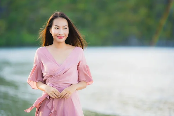 Portret młody piękny Asian kobieta chodzić uśmiech i szczęśliwy na The — Zdjęcie stockowe