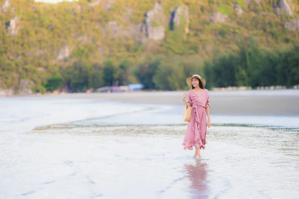 Портрет молодой красивой азиатской женщины ходить улыбка и счастлив на — стоковое фото