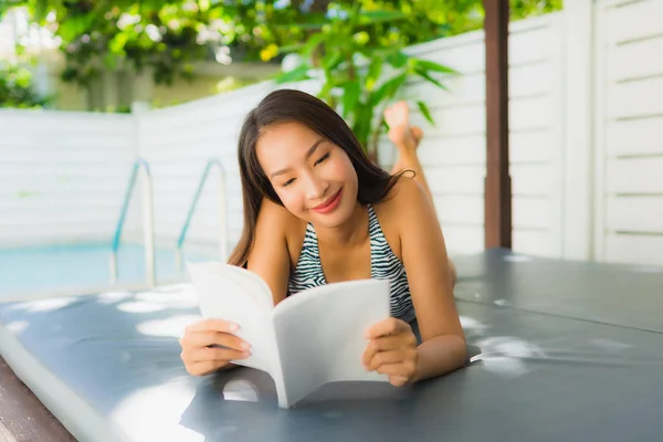 肖像 美丽的 年轻 亚洲 女人 快乐 的笑容 与 阅读 bo — 图库照片