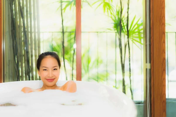 肖像画若い美しいアジアの女性は、浴槽でお風呂に入ります — ストック写真