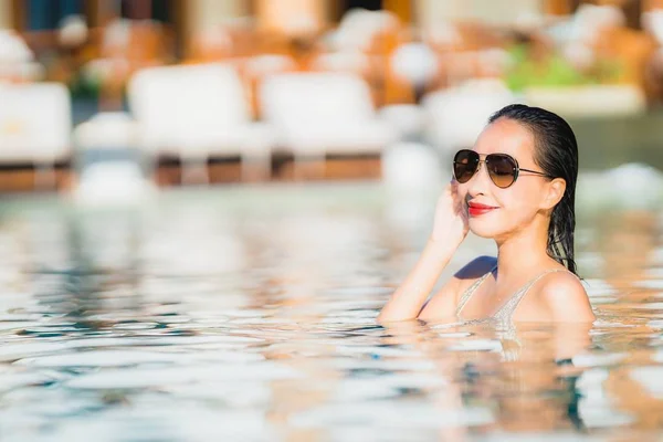 Retrato joven hermosa mujer asiática feliz sonrisa y relajarse en sw — Foto de Stock