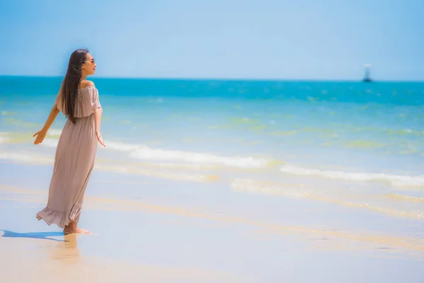 Retrato hermosa joven asiática mujer feliz sonrisa relajarse en el tr — Foto de Stock