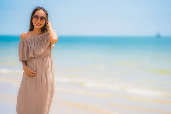 Retrato bonito jovem asiático mulher feliz sorriso relaxar no tr — Fotografia de Stock