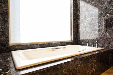 Odada beyaz küvet dekorasyonu