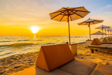 Şemsiye ve sandalye yastık çevresinde bea güzel manzara ile