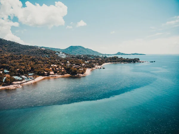 Vista aérea de la hermosa playa tropical y el mar con palmeras y ot — Foto de Stock