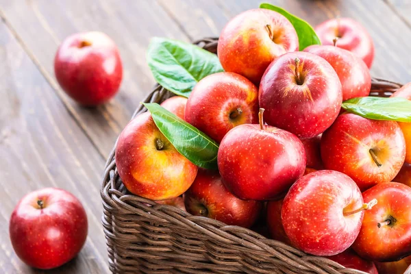 Red apple in basket — Stock Photo, Image