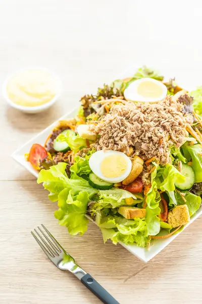 Thunfisch-Fleisch und Eier mit frischem Gemüsesalat — Stockfoto