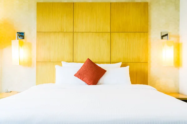 Cuscino bianco confortevole sulla decorazione del letto — Foto Stock