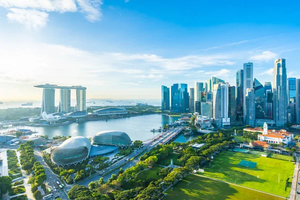 Beau bâtiment d'architecture extérieur paysage urbain à Singapour — Photo