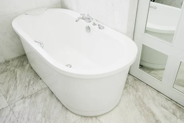 욕실 인테리어에 아름 다운 럭셔리 화이트 욕조 장식 — 스톡 사진