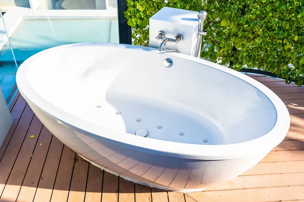Bella lussuosa vasca da bagno bianca decorazione interna del bagno — Foto Stock