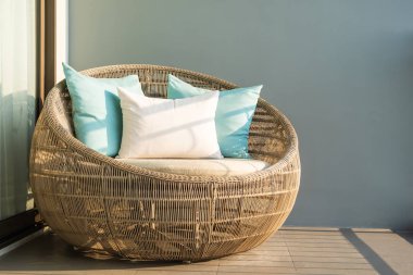 Kanepe sandalyede rahat yastık