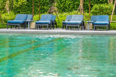 Otel ve tatil sandalye ile güzel açık yüzme havuzu bir