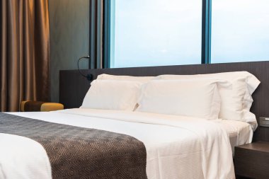 Güzel lüks rahat beyaz yastık ve battaniye yatakta zekâ