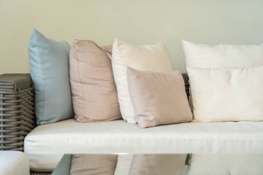 Oturma odasındaki kanepe dekorasyonunda yastık.