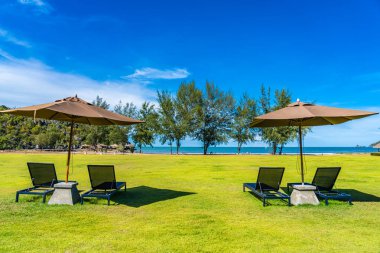 Şemsiye ve c ile deniz ve plaj güzel açık manzara