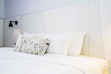 Beyaz yastık Yatak Dekorasyon güzel lüks yatak odasında Inter