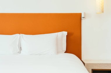 Güzel rahat beyaz yastık ve battaniye Yatak Dekorasyon