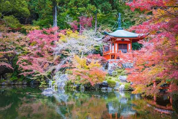 Magnifique temple Daigoji avec arbre coloré et feuille en automne s — Photo