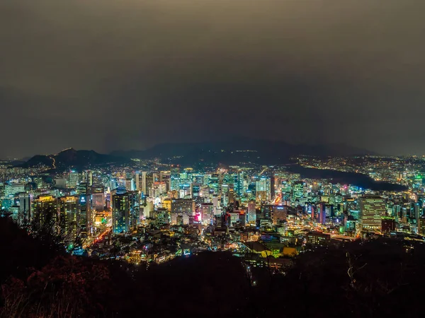 Bellissimo edificio di architettura intorno alla città di Seoul di notte — Foto Stock