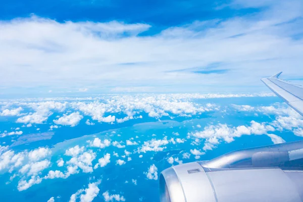 Flygfoto över vitt moln och blå himmel — Stockfoto