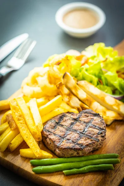 Grilovaný hovězí maso steak s omáčkou z francouzské hranolky a čerstvé vegeta — Stock fotografie