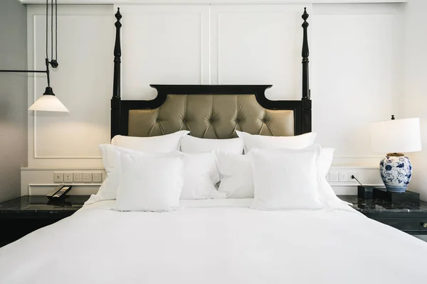 Mooie luxe comfortabele witte kussen op bed decoratie in b — Stockfoto