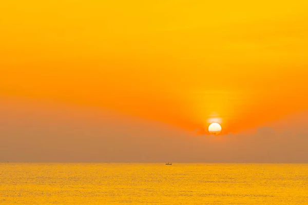 Vackra landskapet tropisk natur med havet och stranden en — Stockfoto