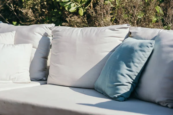 Travesseiro confortável na decoração do sofá — Fotografia de Stock