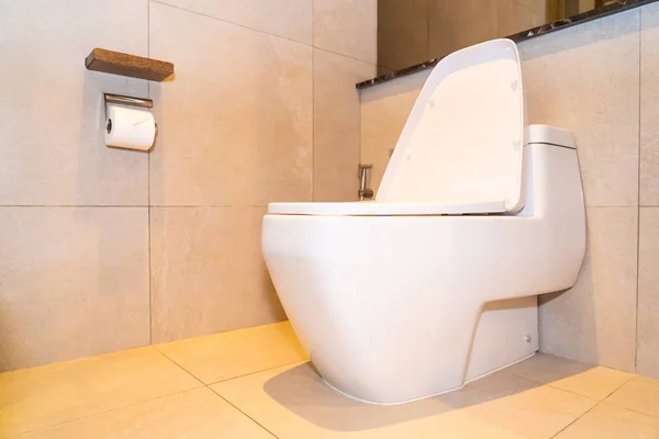 トイレの豪華な白いボウルシートの装飾 — ストック写真