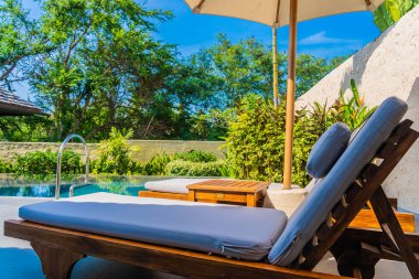 Şemsiye ve sandalye yakın deniz okyanus plaj wi yüzme havuzu etrafında