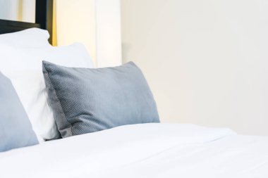 Hafif lamba ile yatakta güzel lüks rahat yastık