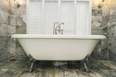 Güzel lüks zerafet beyaz küvet ve su musluk süslemek