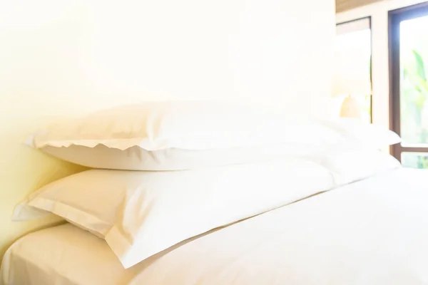 Belo travesseiro confortável na decoração da cama no quarto — Fotografia de Stock