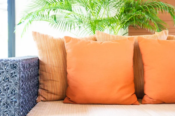Almohada cómoda en la decoración del sofá en el interior de la sala de estar —  Fotos de Stock